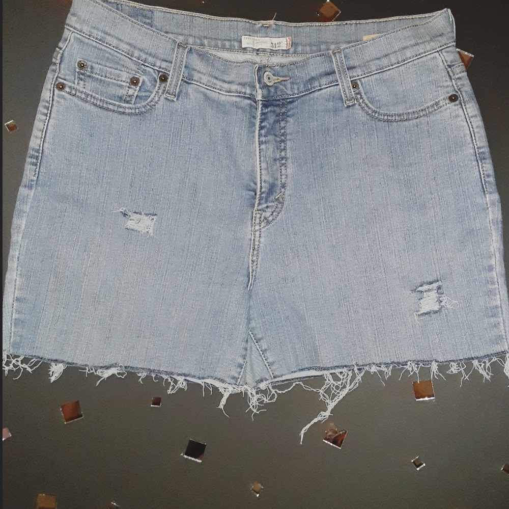 Vintage 512 Levi's ®️ cut off shorts - Picture 2 of 4